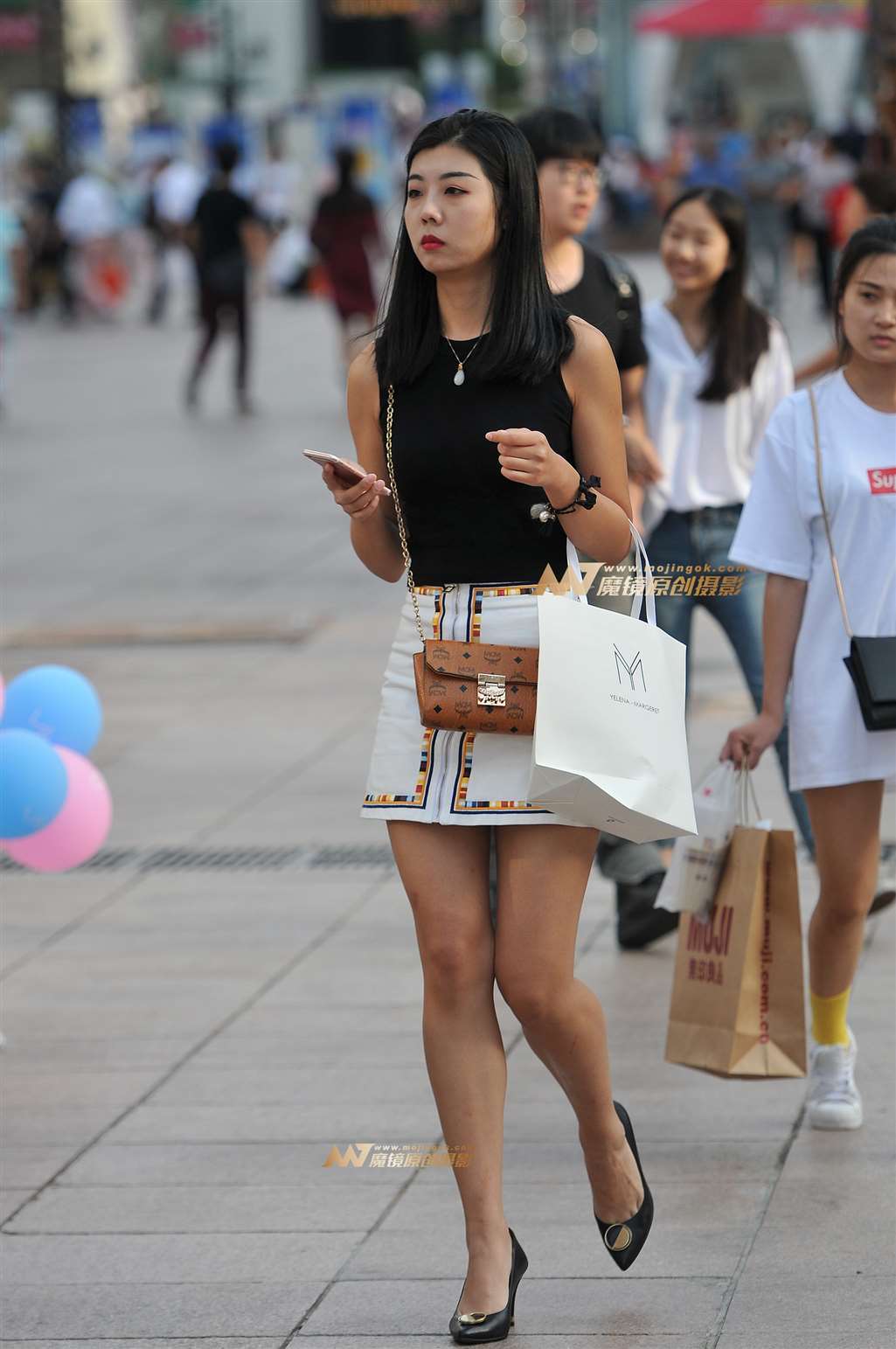 图片[3]-白色短裙高跟美腿-街拍流行馆