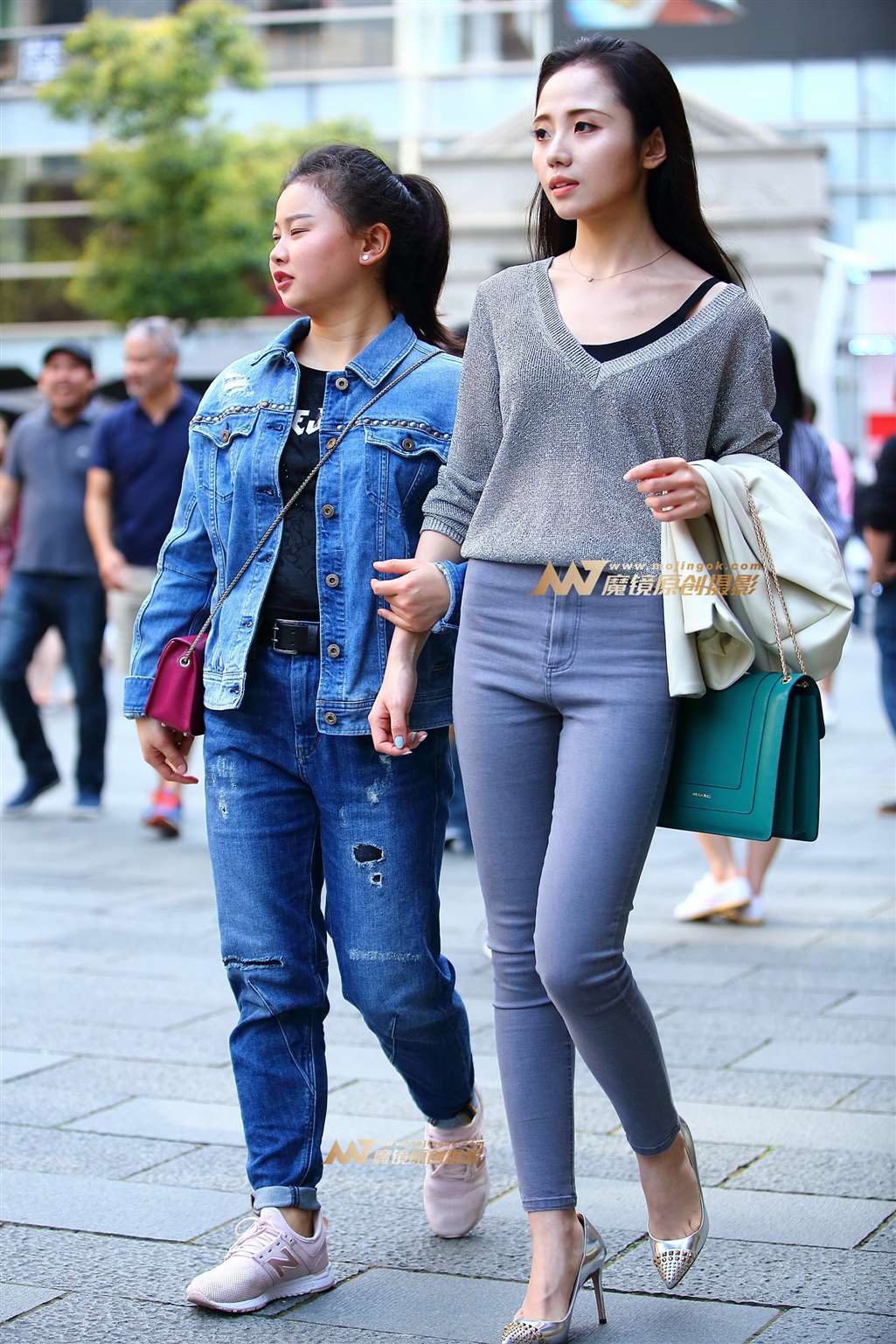 图片[1]-灰色毛衣少女-街拍流行馆