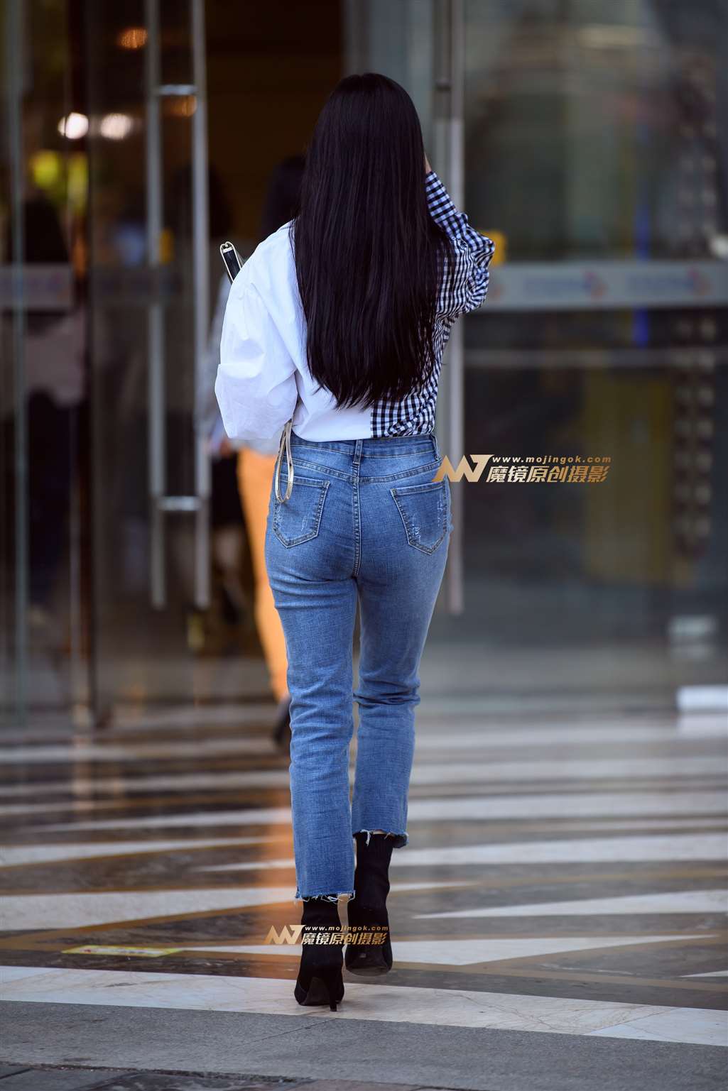 图片[2]-时尚牛仔裤高跟鞋美臀-街拍流行馆