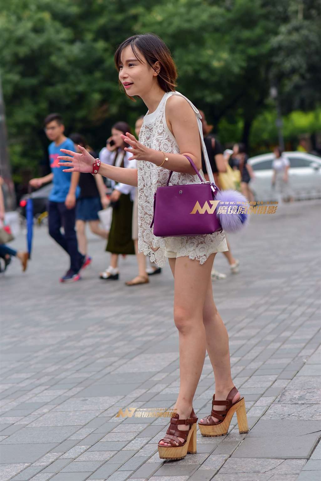 图片[2]-真空 裸背 俏皮小妹-街拍流行馆