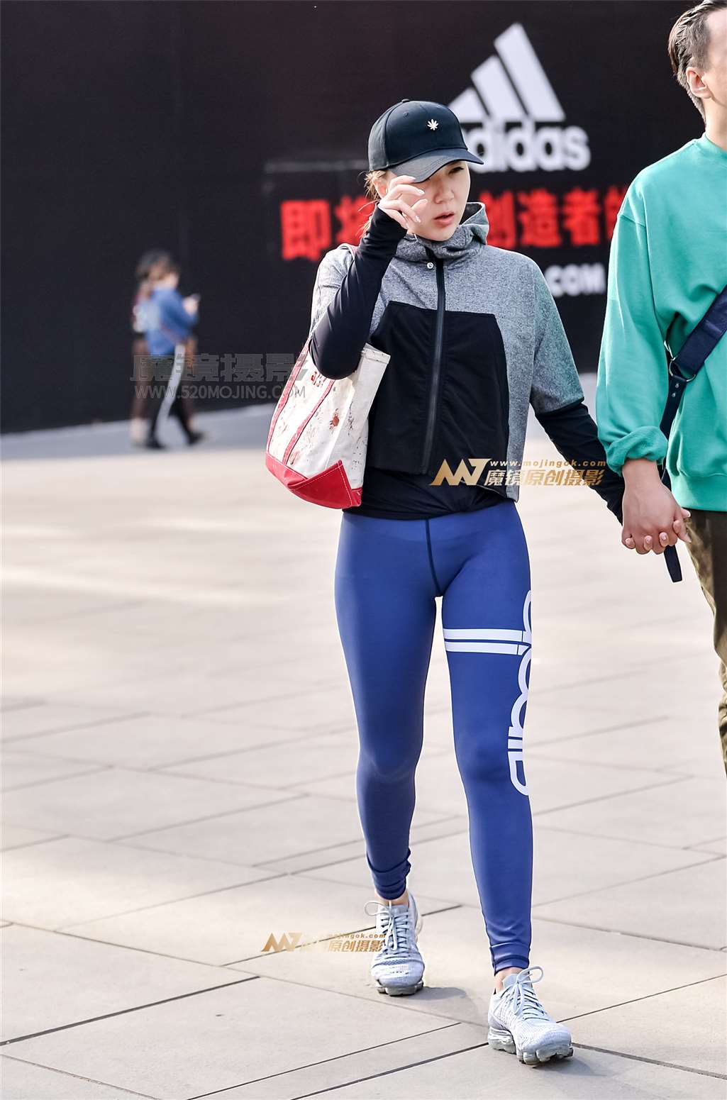 图片[2]-左手倒影赛帖：穿蓝色健美裤美女的魅力-街拍流行馆
