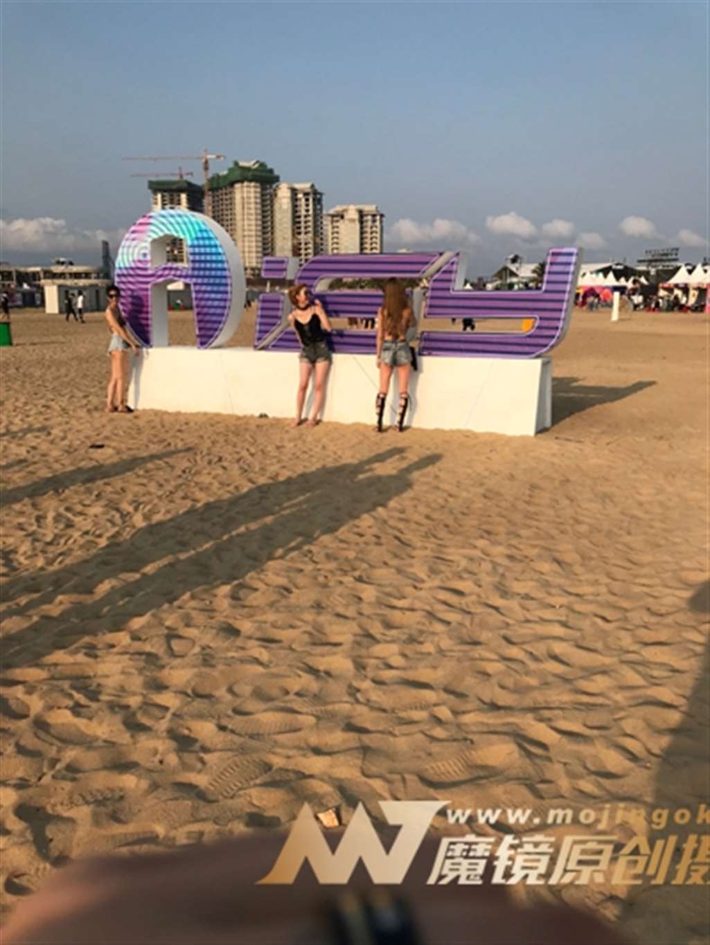图片[3]-【一只傻麋鹿赛帖】青春四射裸背热裤三小妹-街拍流行馆