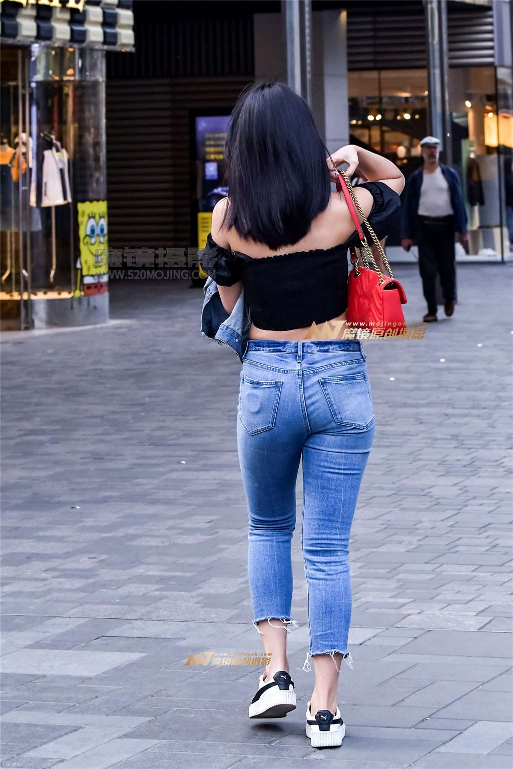 图片[1]-美胸性感美女-街拍流行馆