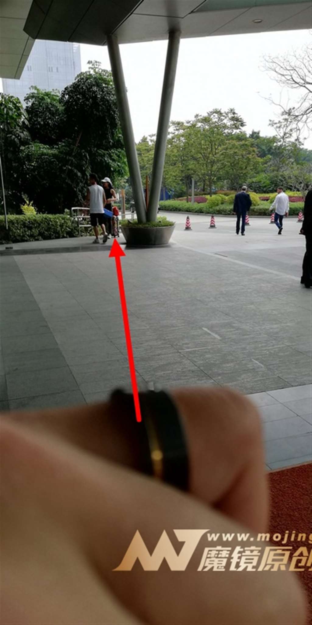 图片[2]-【视觉冲击赛帖】3楼艳遇 紧身翘臀皮裤MM-街拍流行馆