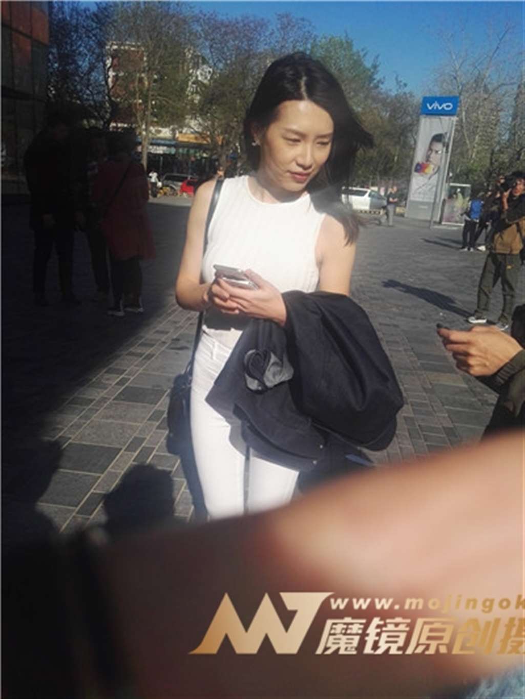 图片[3]-左手倒影赛帖：白牛仔彰显美女魔鬼身材-街拍流行馆