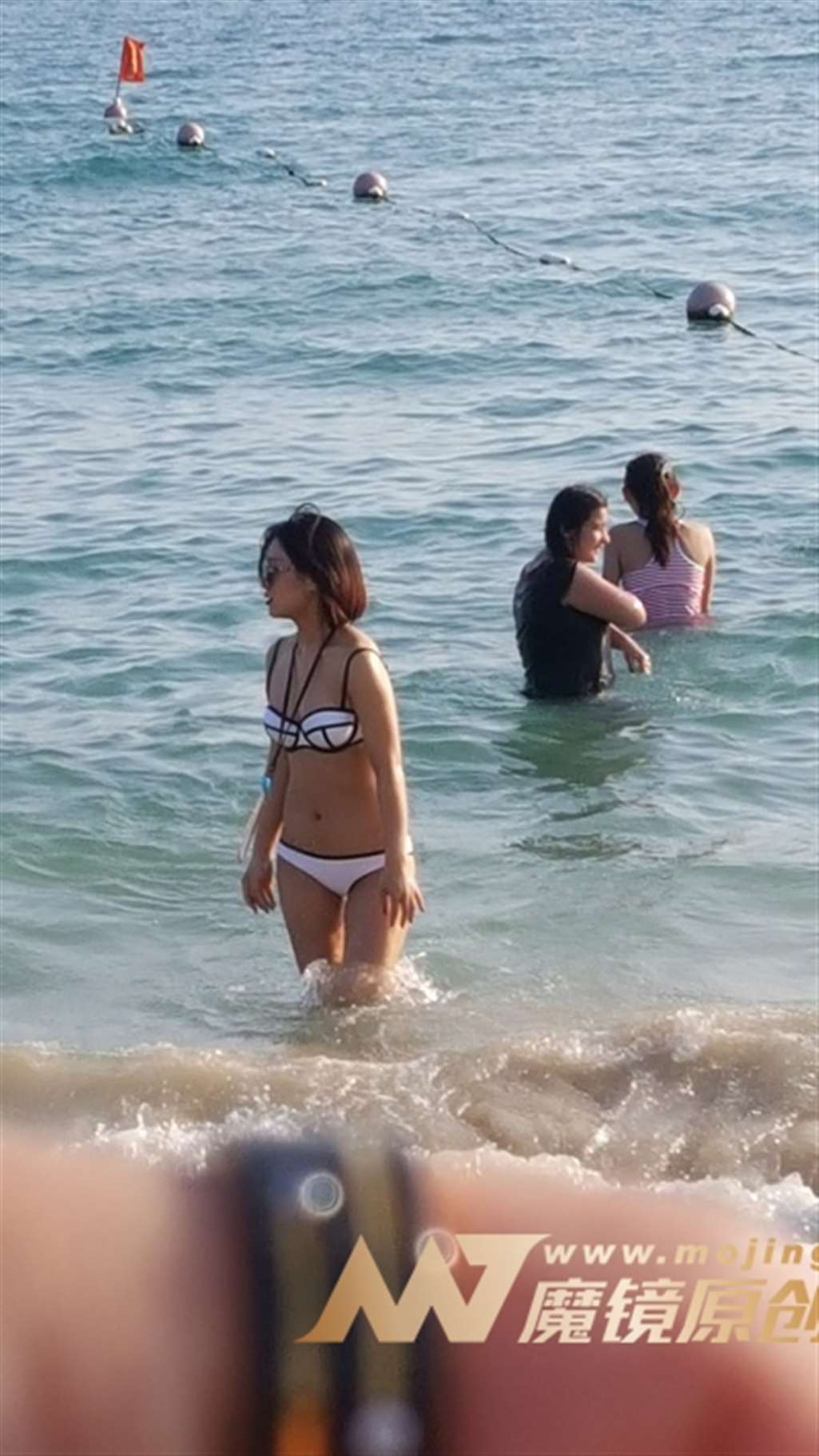 图片[3]-【视觉冲击赛帖】戏水 白色三点式 美妞-街拍流行馆
