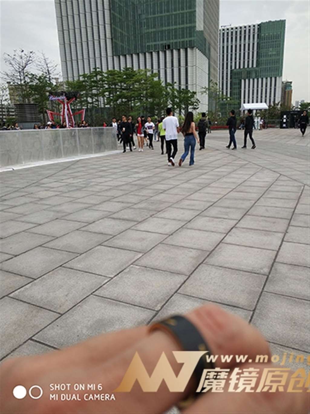 图片[3]-【久久赛帖】真空深V大露背牛仔裤-街拍流行馆