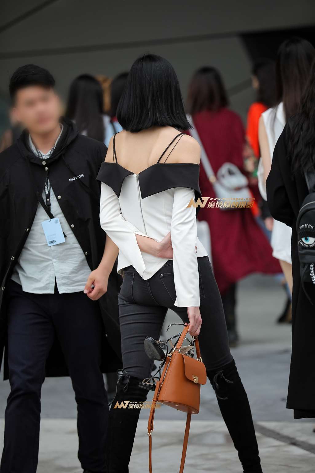 图片[2]-香肩长腿美眉-街拍流行馆