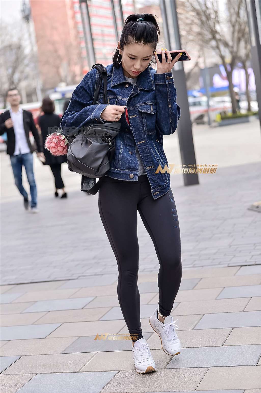 图片[1]-左手倒影赛帖：美女在去健身房的路上-街拍流行馆
