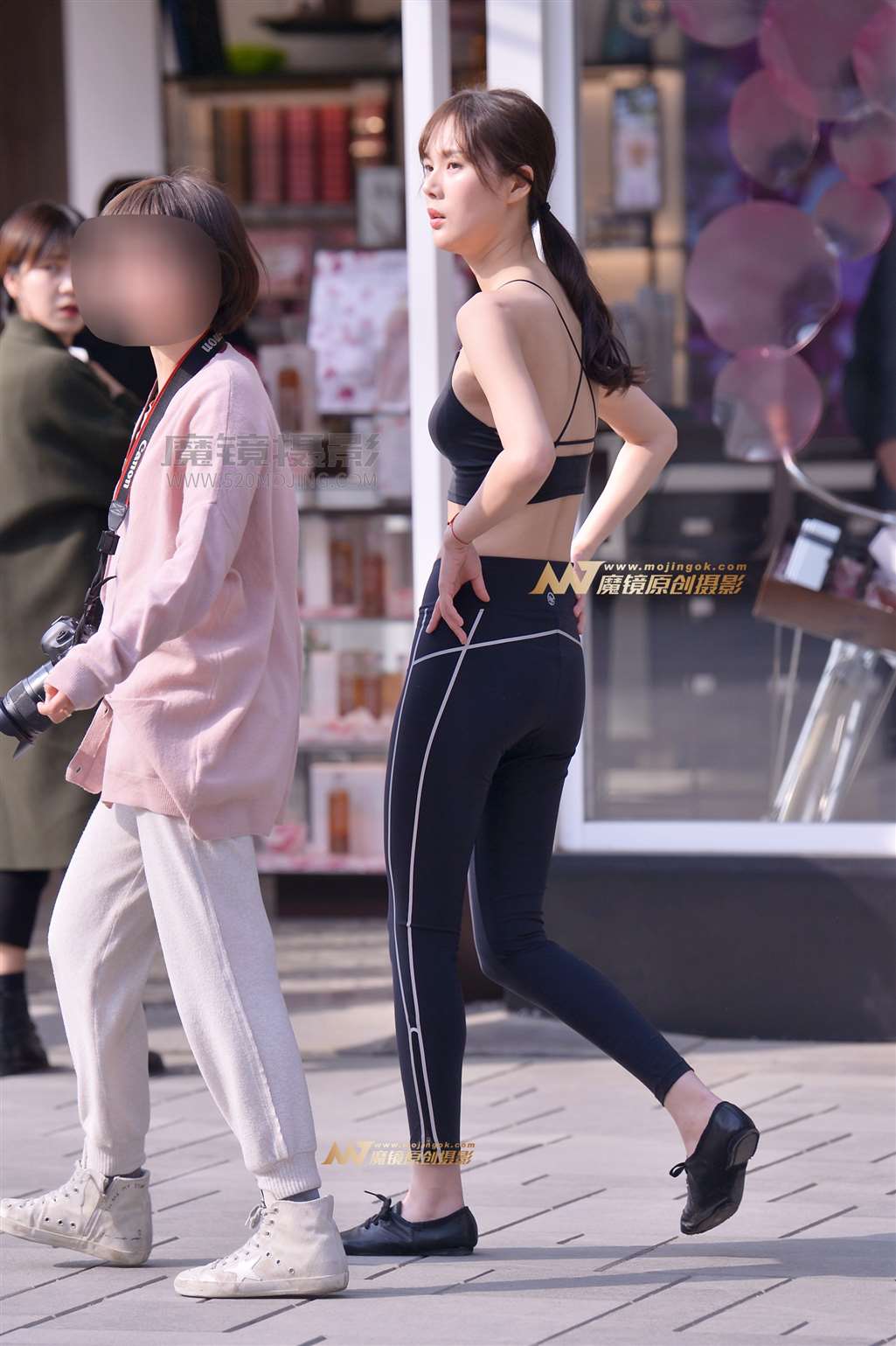 图片[1]-左手倒影赛帖：街头瑜伽裤抓拍性感美臀-街拍流行馆