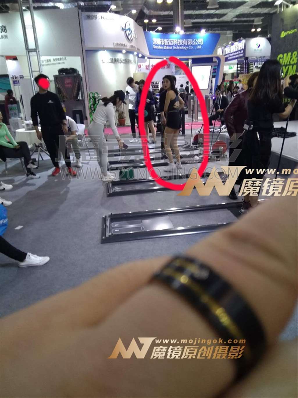 图片[3]-【咔喳赛贴】热裤美女爱运动-街拍流行馆