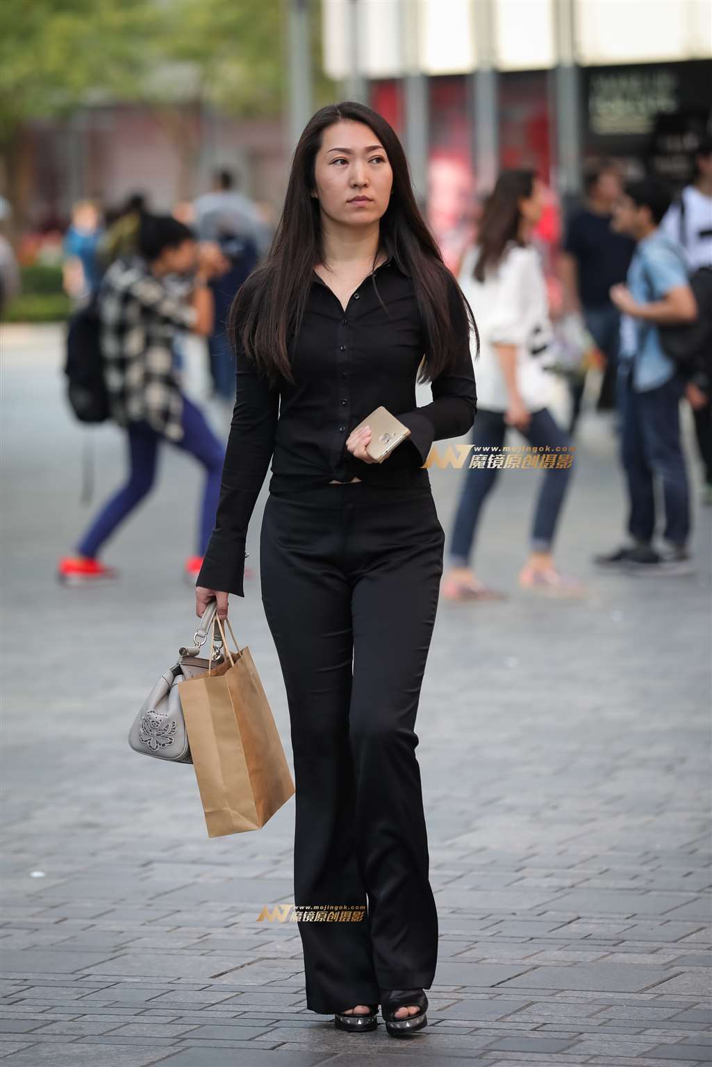 图片[1]-走路端庄优雅的美熟女-街拍流行馆