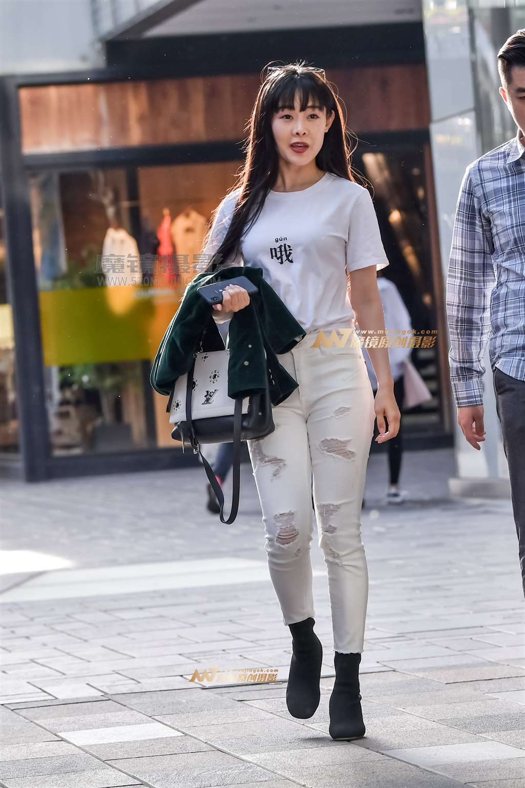 图片[2]-左手倒影赛帖：白牛仔紧绷美臀，漂亮美女有魅力-街拍流行馆