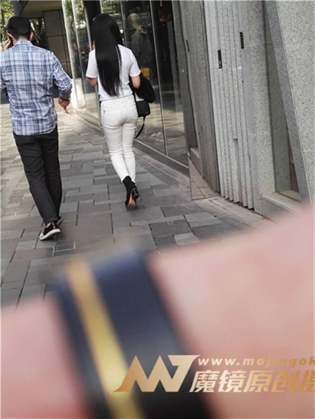 图片[3]-左手倒影赛帖：白牛仔紧绷美臀，漂亮美女有魅力-街拍流行馆