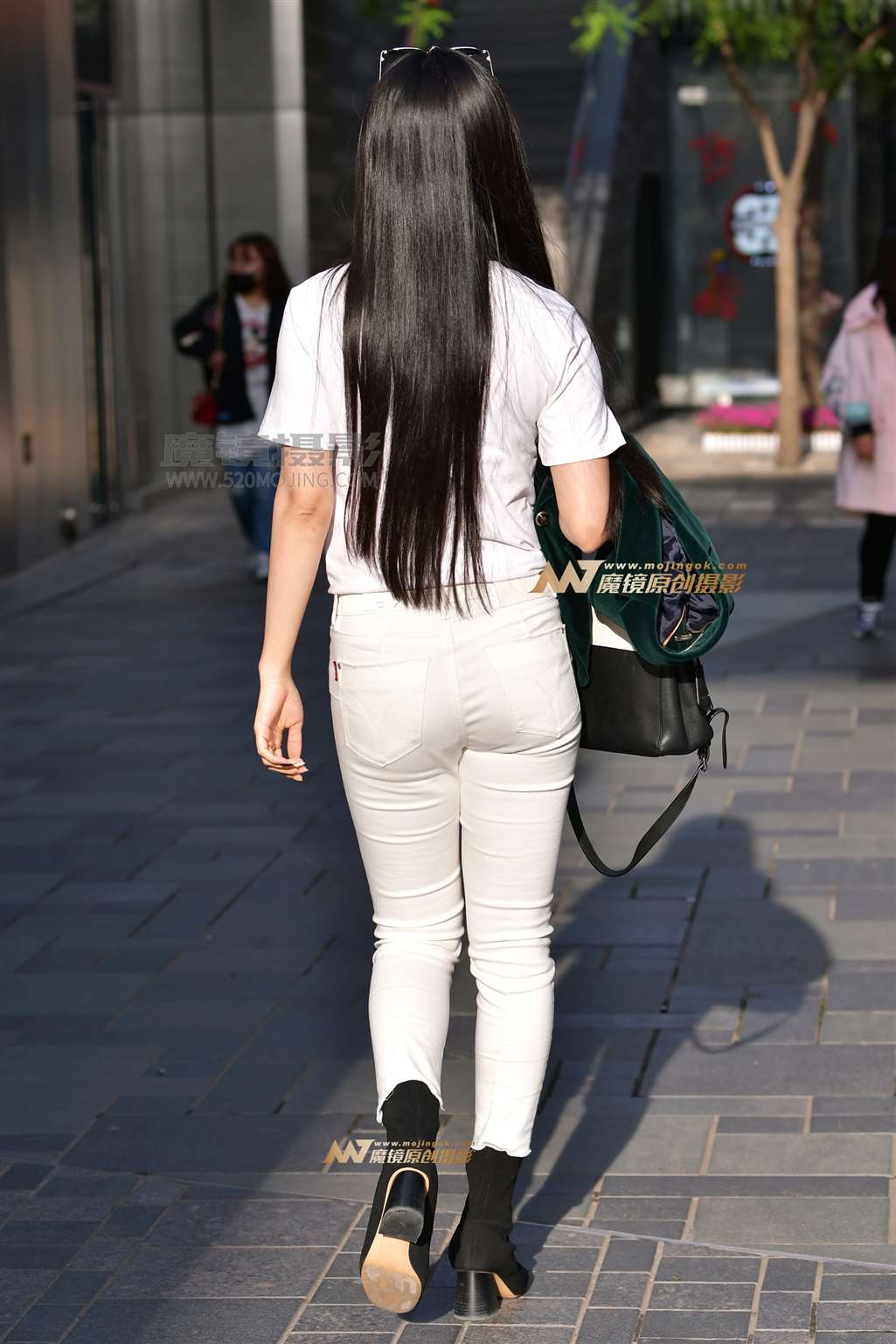 图片[5]-左手倒影赛帖：白牛仔紧绷美臀，漂亮美女有魅力-街拍流行馆