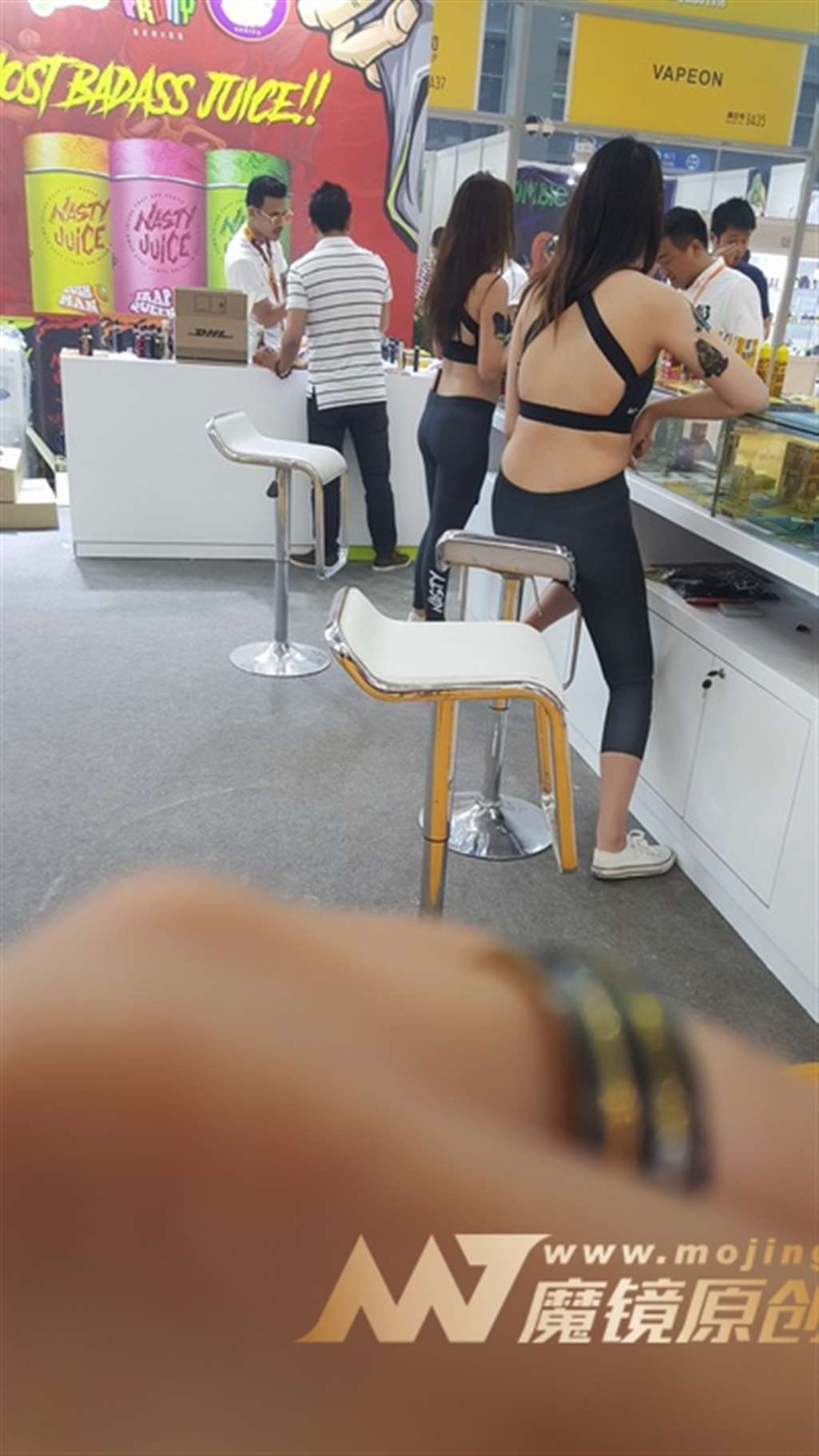图片[3]-【视觉冲击赛帖】小背心，紧身裤 MM-街拍流行馆