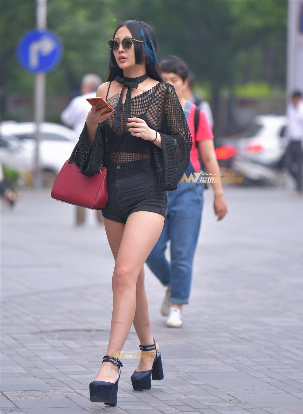 图片[3]-一个很潮的长腿妹子-街拍流行馆