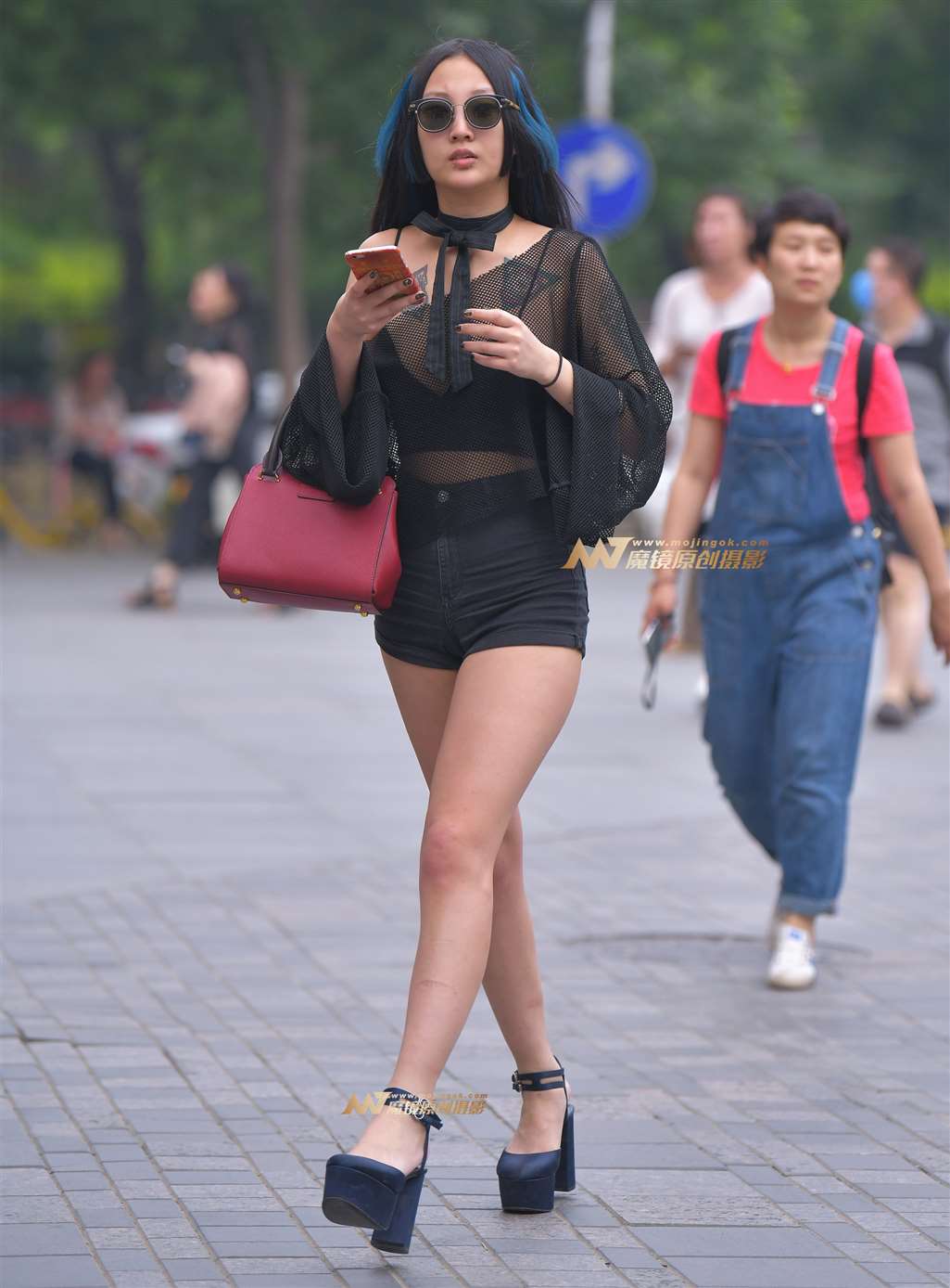 图片[4]-一个很潮的长腿妹子-街拍流行馆