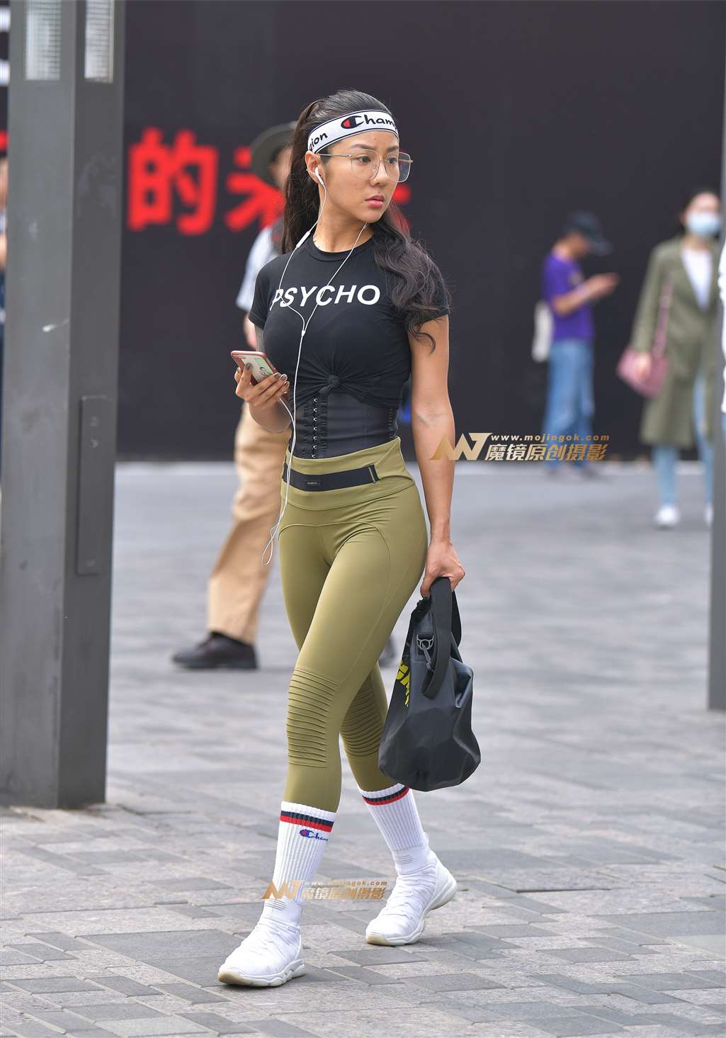 图片[1]-【红石赛帖】美女小腰好细身材超棒-街拍流行馆