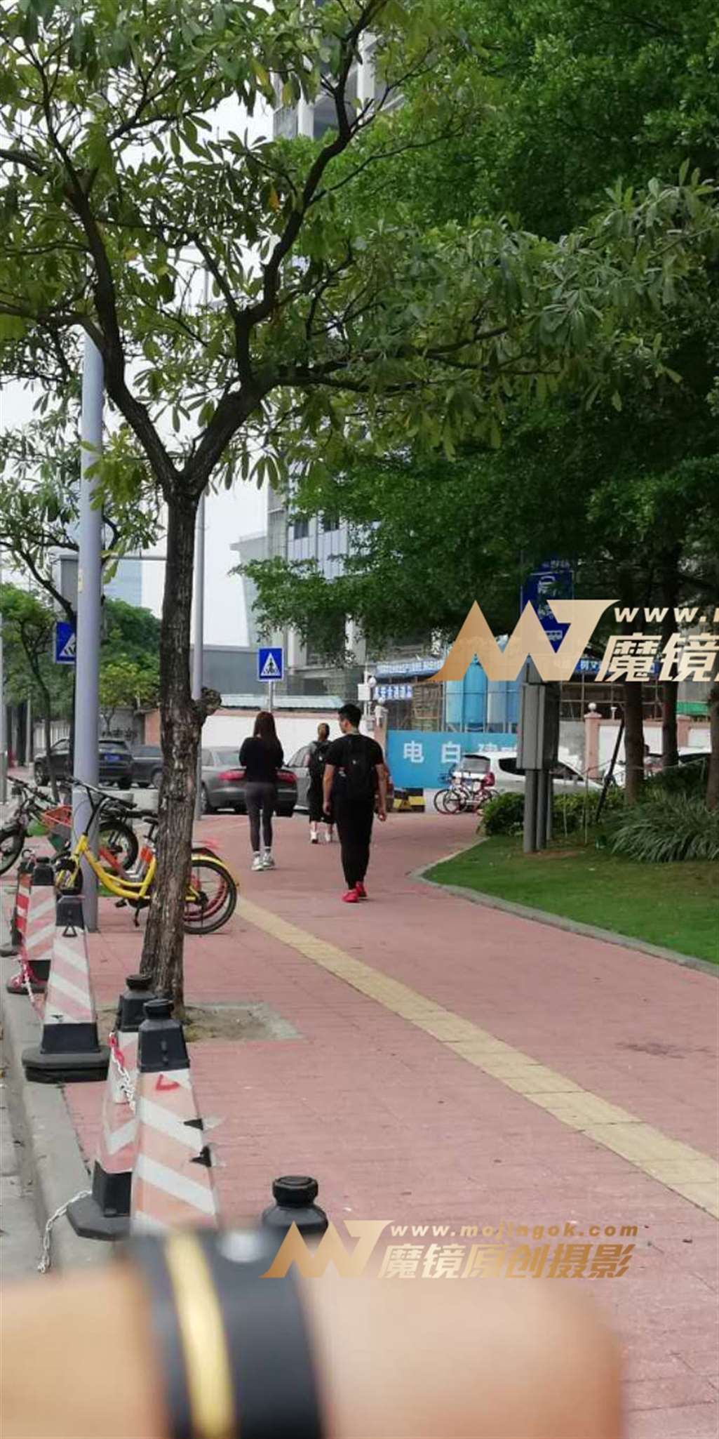 图片[3]-【凯恩赛帖】紧身裤的美感-街拍流行馆