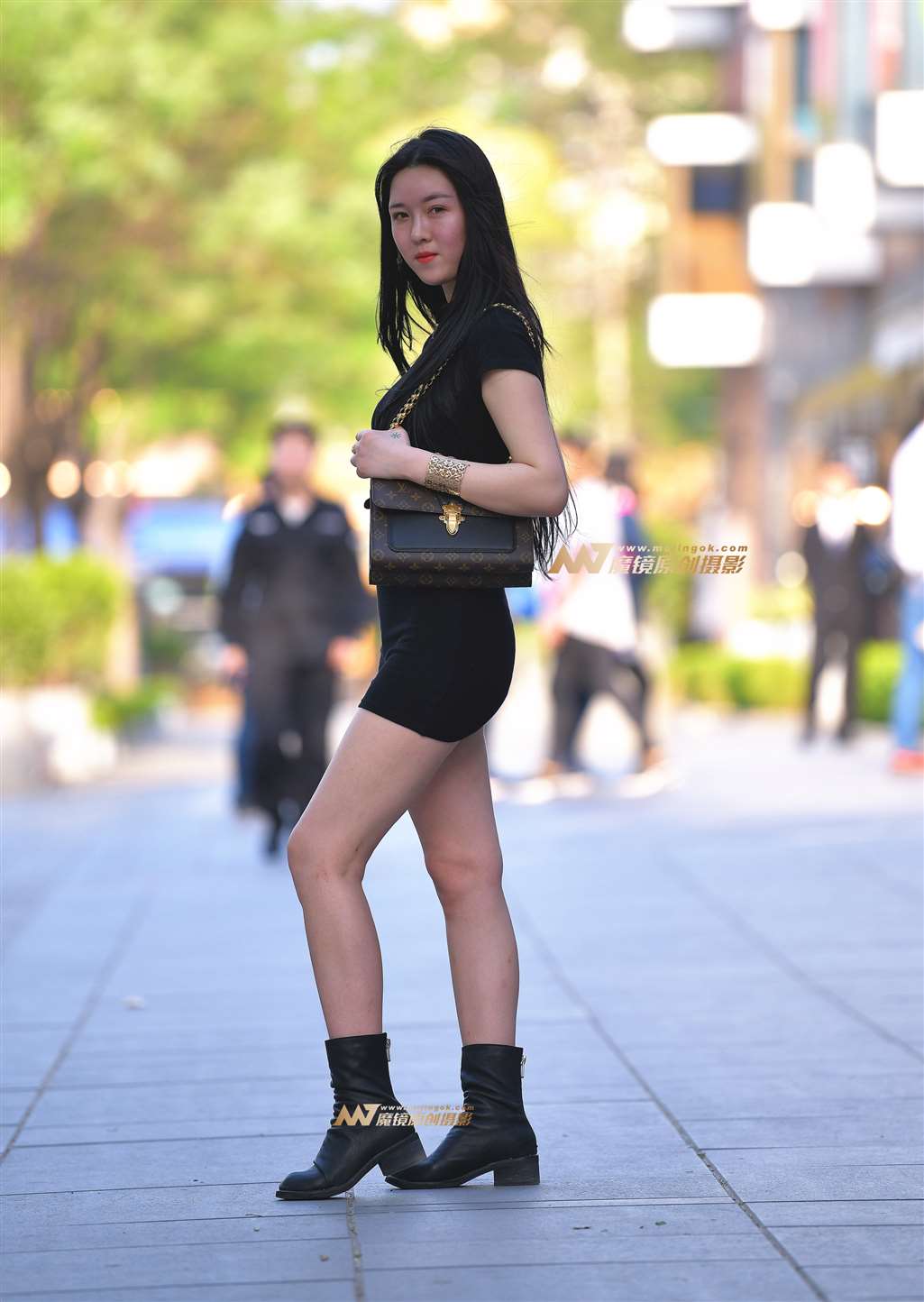 图片[1]-紧身丰满包臀-街拍流行馆