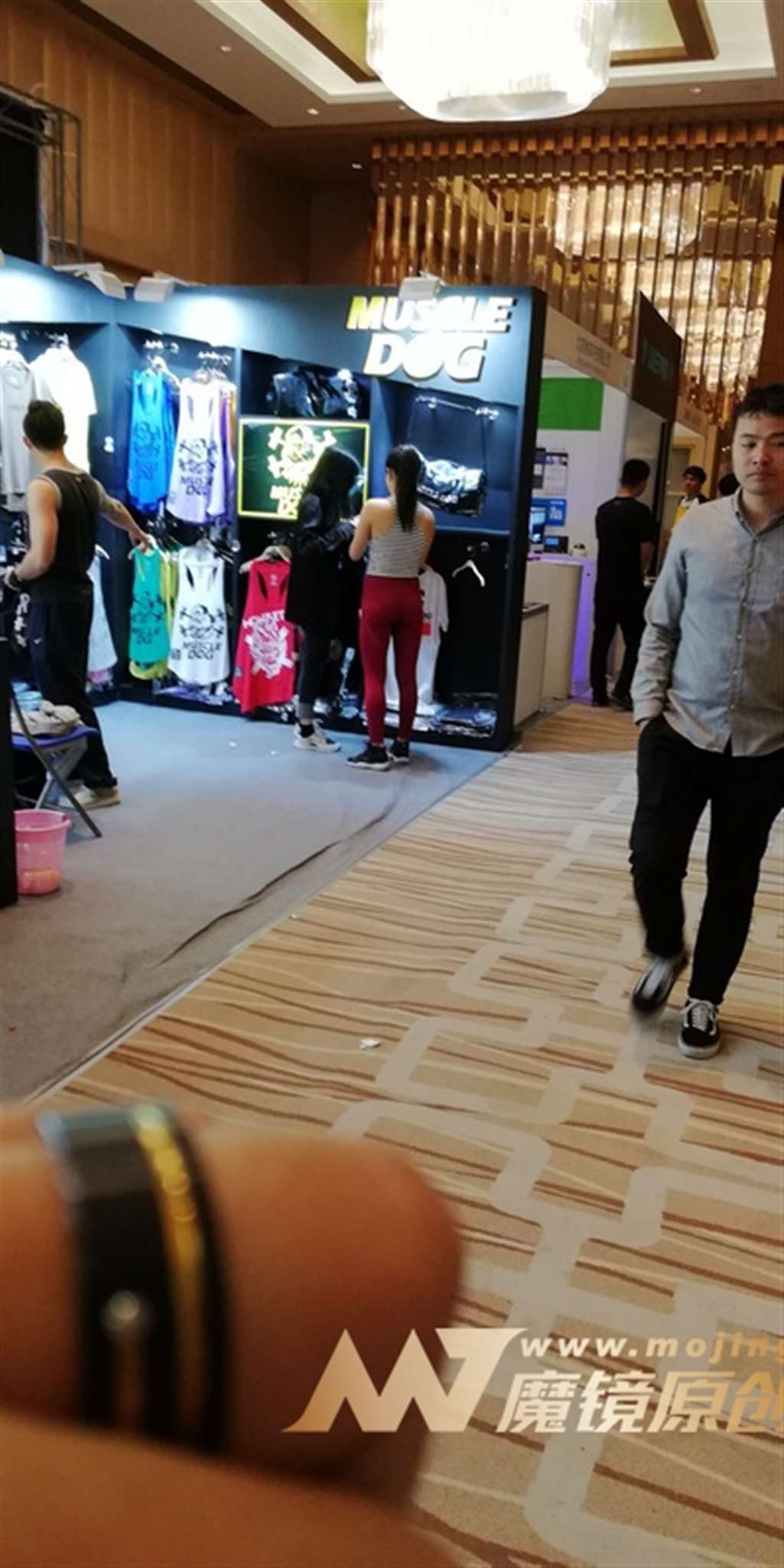 图片[3]-【视觉冲击赛帖】前后都迷人 特爱紧身裤-街拍流行馆