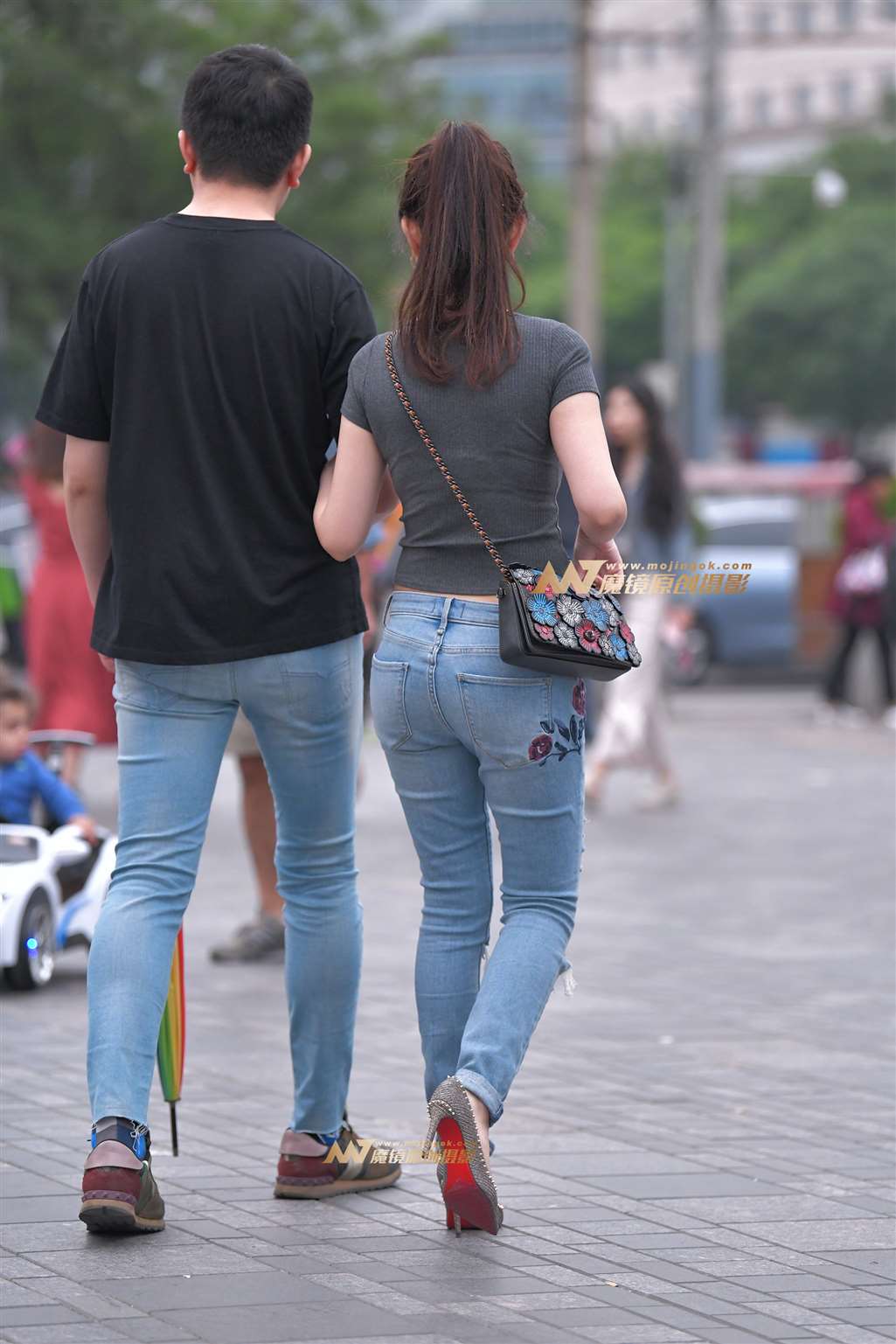图片[2]-【红石赛帖】身材超棒牛仔裤少妇-街拍流行馆