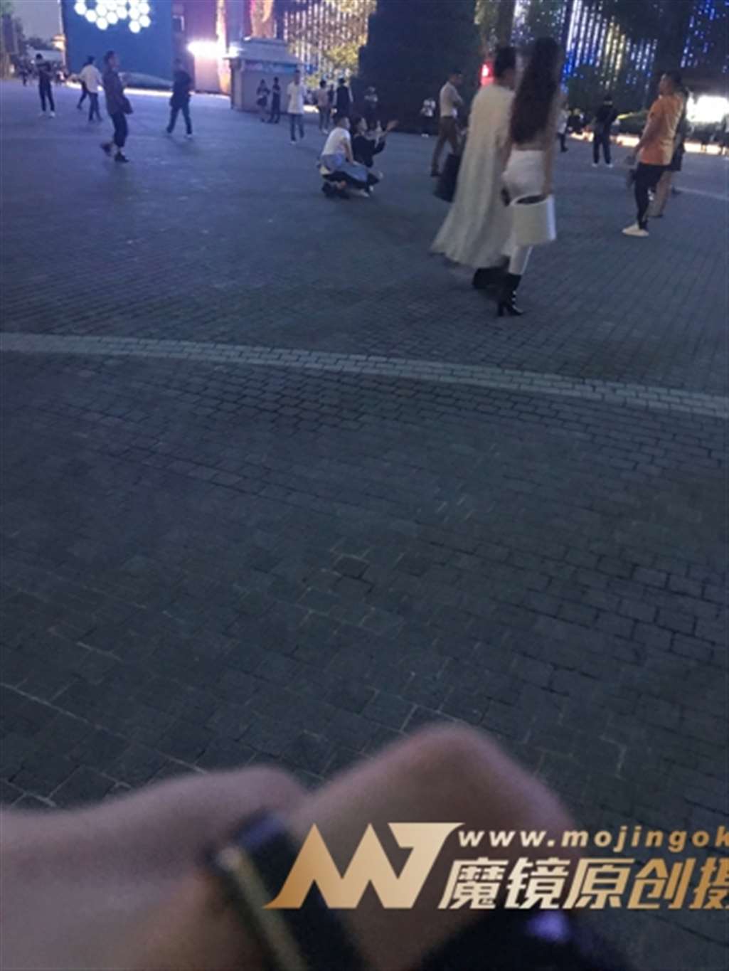 图片[3]-【一只傻麋鹿】性感的白裤女人-街拍流行馆