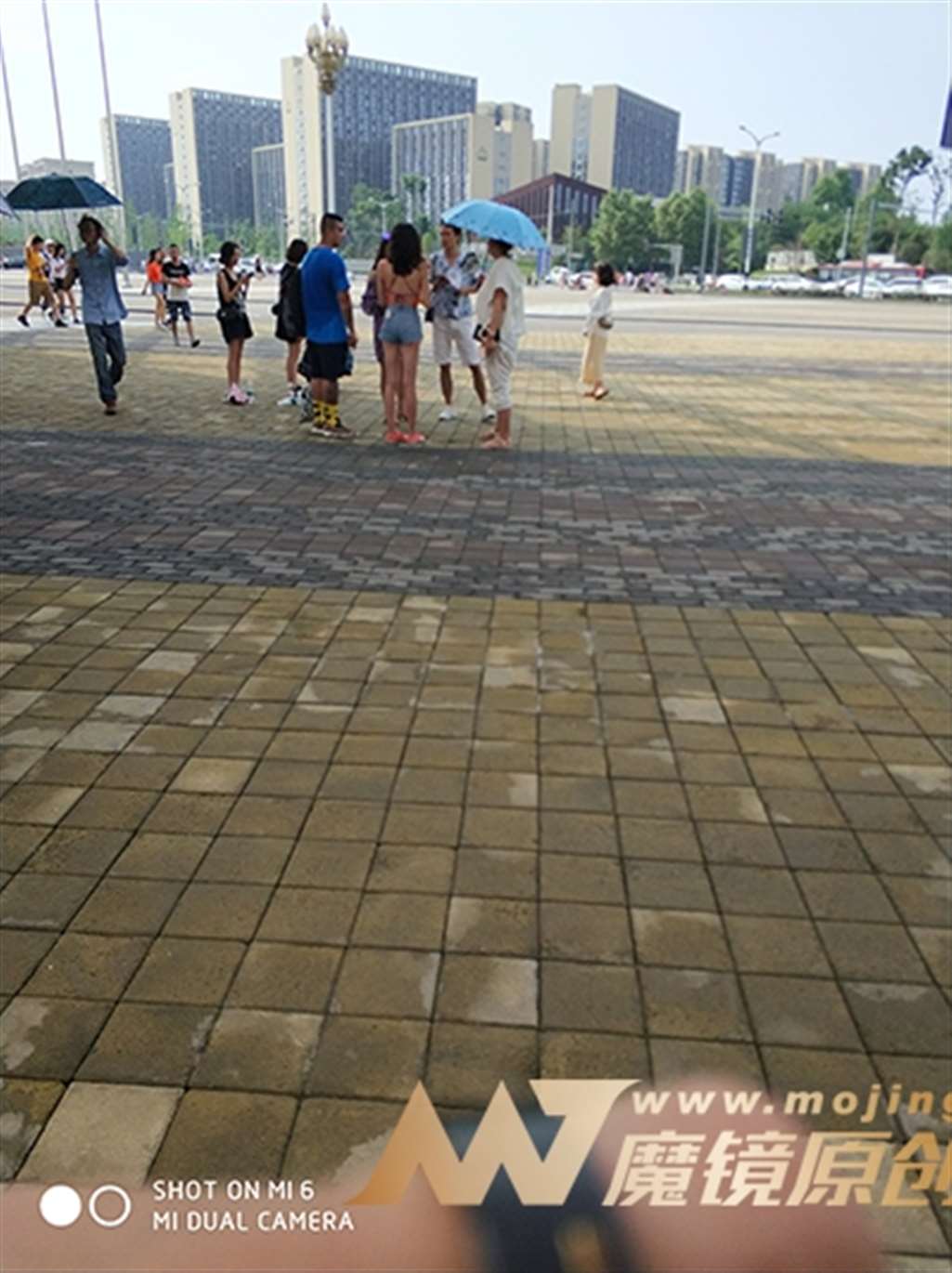图片[3]-【久久赛帖】露背热裤长腿妹纸-街拍流行馆