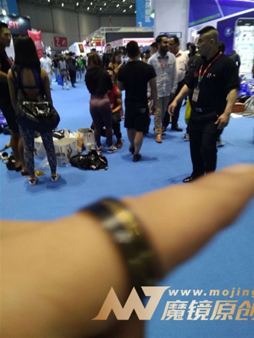 图片[3]-【咔喳赛贴】帮着化妆-街拍流行馆