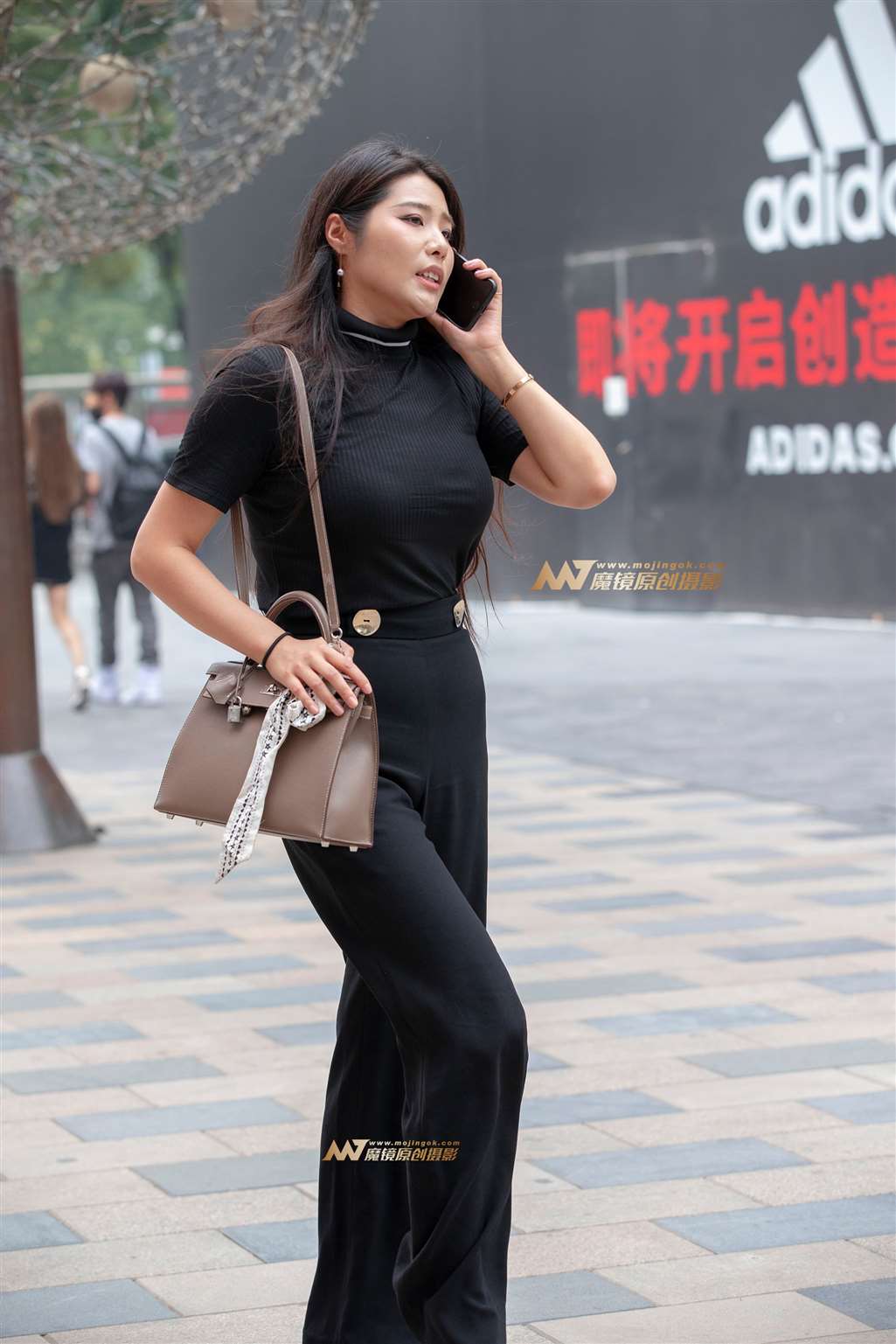 图片[1]-【街拍之魂赛帖】B37、你的胸挡住我的wifi了-街拍流行馆