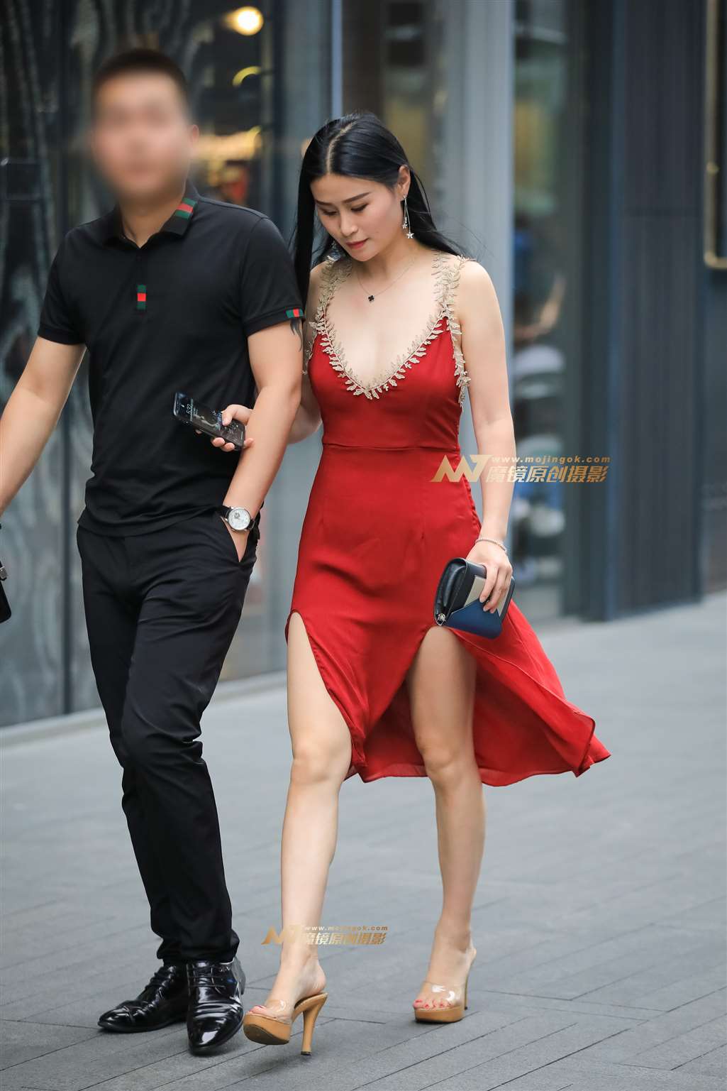 图片[1]-【凯恩赛帖】低胸养眼长裙 凸显性感女人味!-街拍流行馆