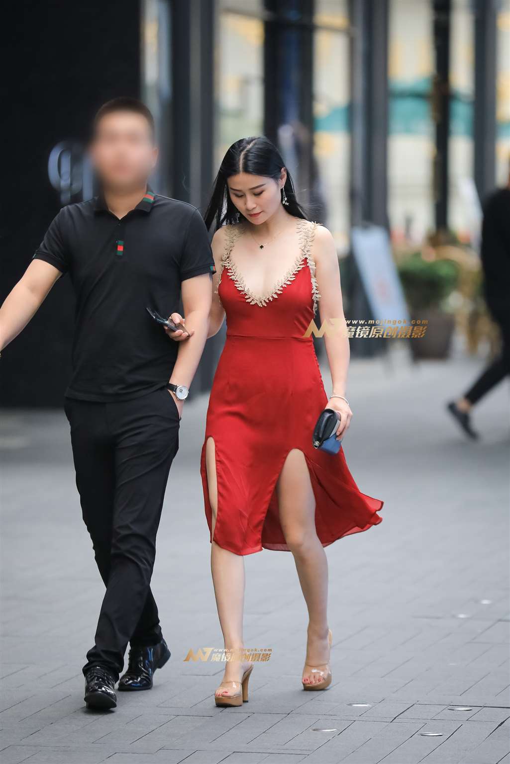 图片[4]-【凯恩赛帖】低胸养眼长裙 凸显性感女人味!-街拍流行馆