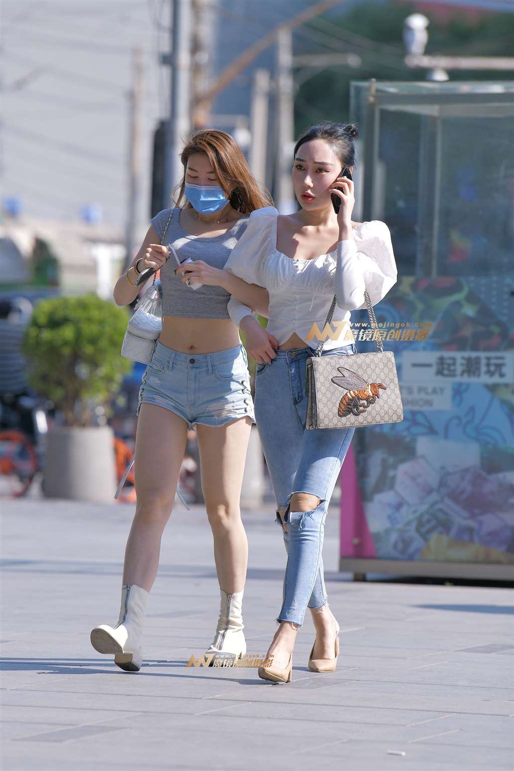 图片[1]-【红石赛帖】两个逛街的性感小姐姐-街拍流行馆