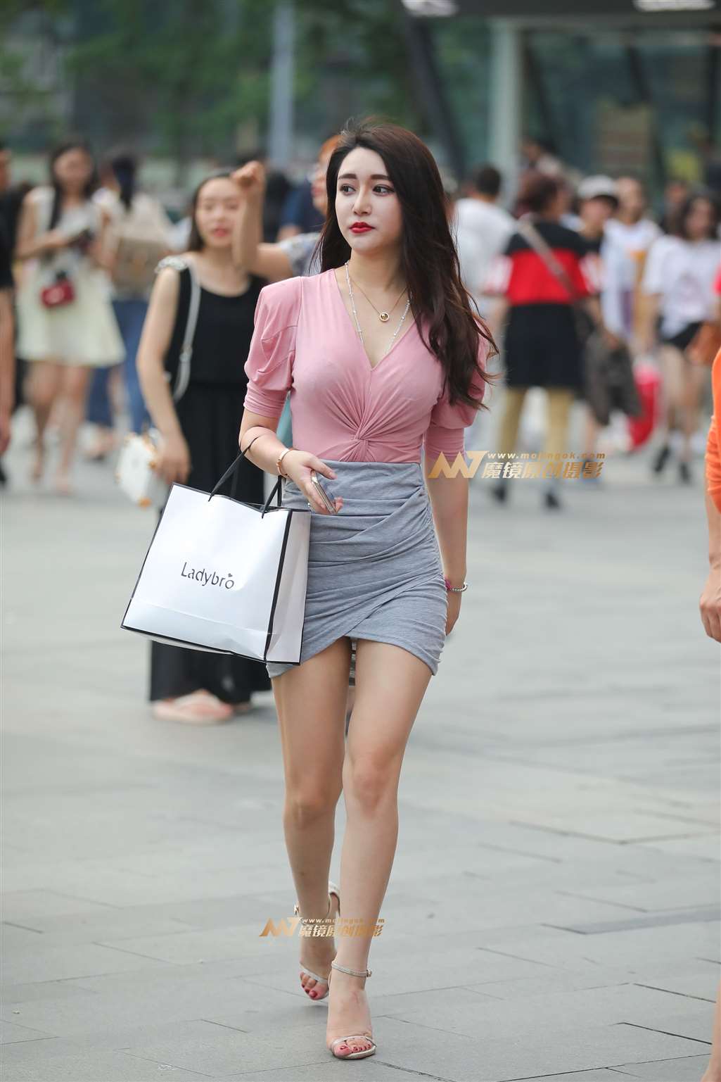 图片[1]-【凯恩赛帖】女神出没 明艳动人很性感!-街拍流行馆