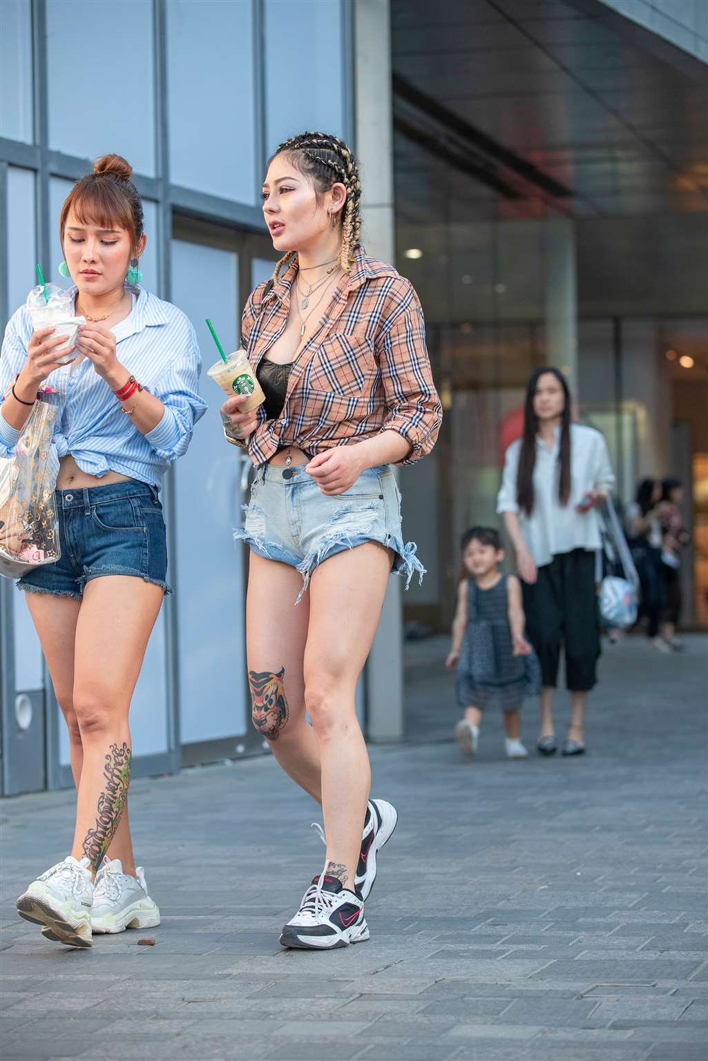 图片[1]-H44、别致的麻花辫美女-街拍流行馆