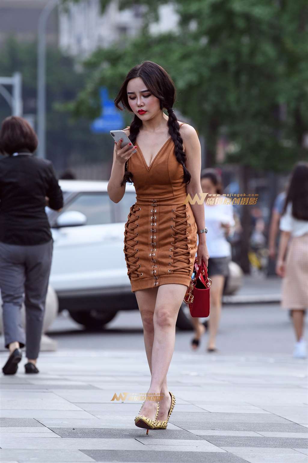图片[5]-【久久赛帖】土豪金高跟鞋包臀裙-街拍流行馆