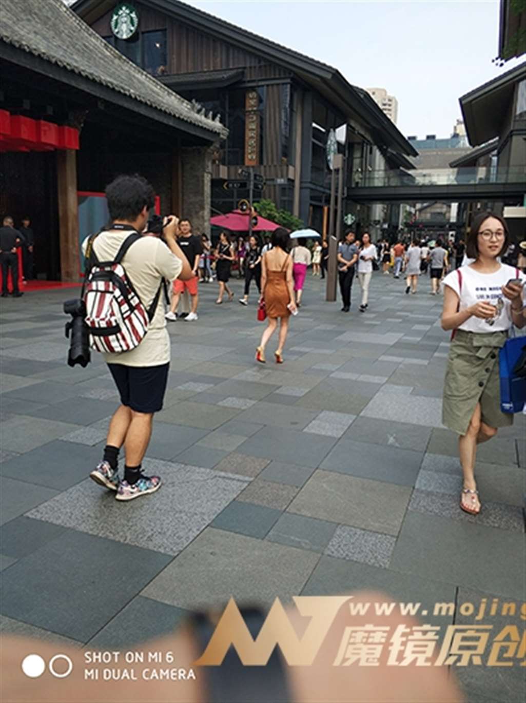 图片[3]-【久久赛帖】土豪金高跟鞋包臀裙-街拍流行馆