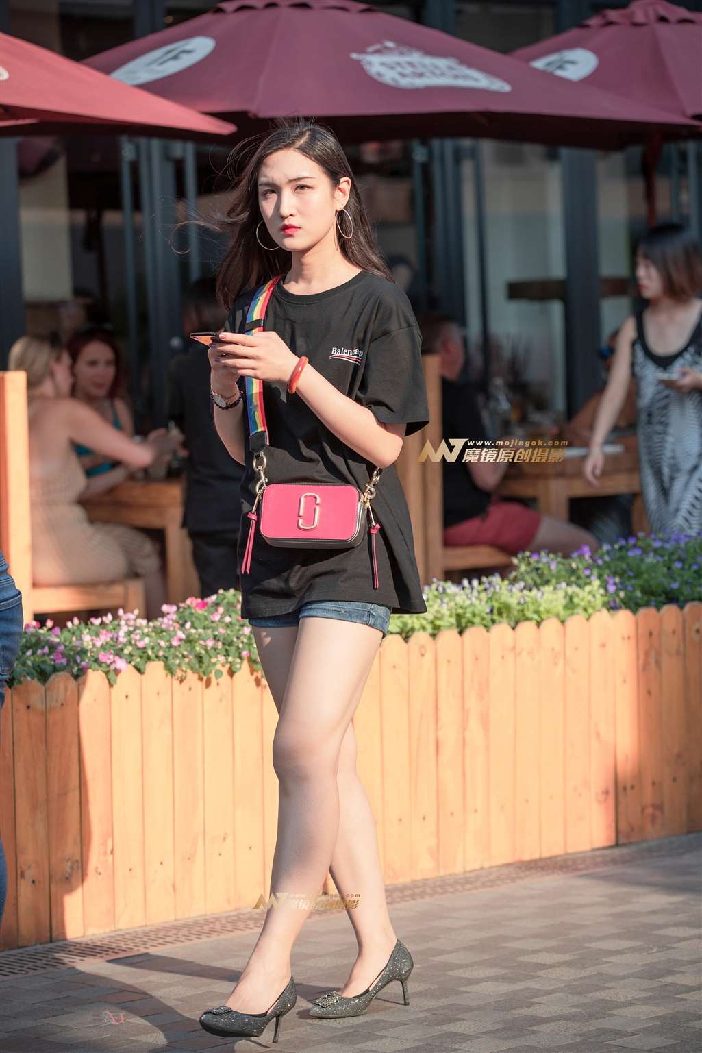 图片[1]-【街拍之魂赛帖】B49、这个少女有点冷-街拍流行馆