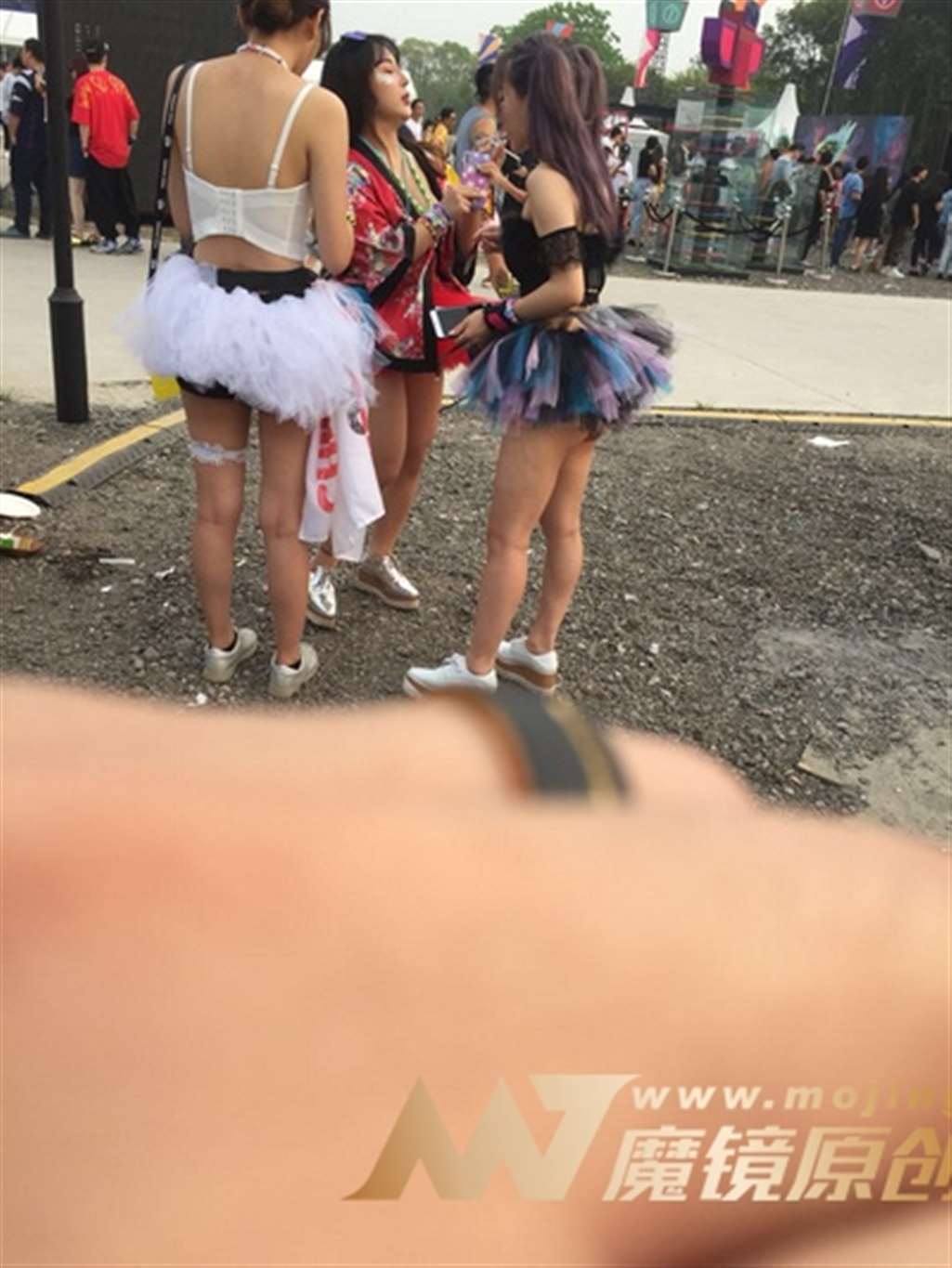 图片[2]-【Mark赛帖】拿烟的样子是如此的精致-街拍流行馆