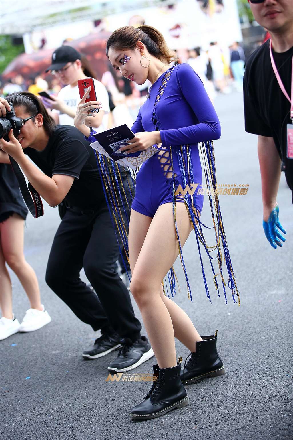 图片[1]-【Mark赛帖】蓝色热裤美女-街拍流行馆