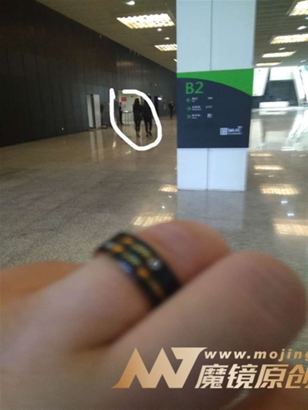 图片[3]-【咔喳赛贴】她在等人-街拍流行馆