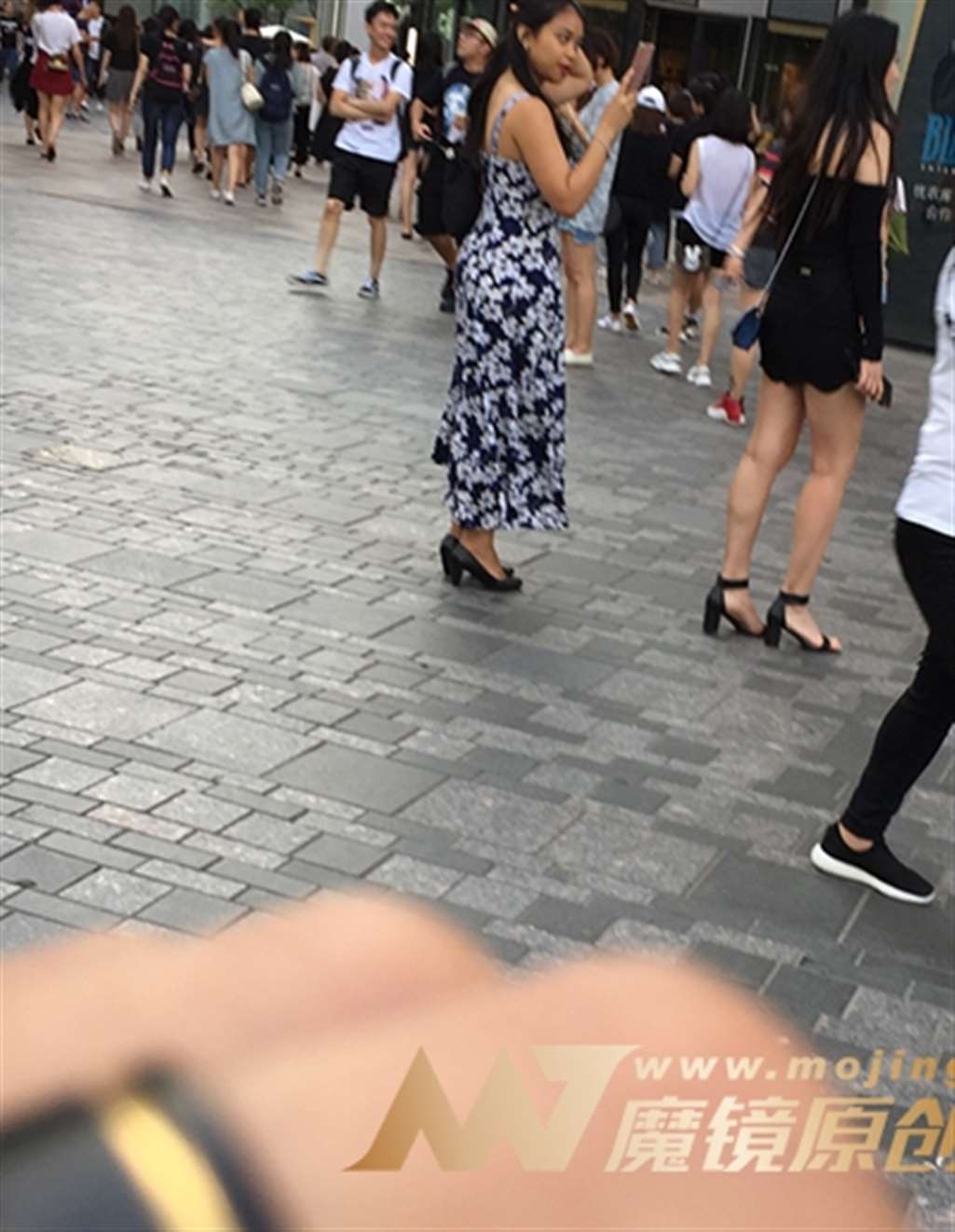 图片[3]-【红石赛帖】香肩包臀漂亮妹子-街拍流行馆