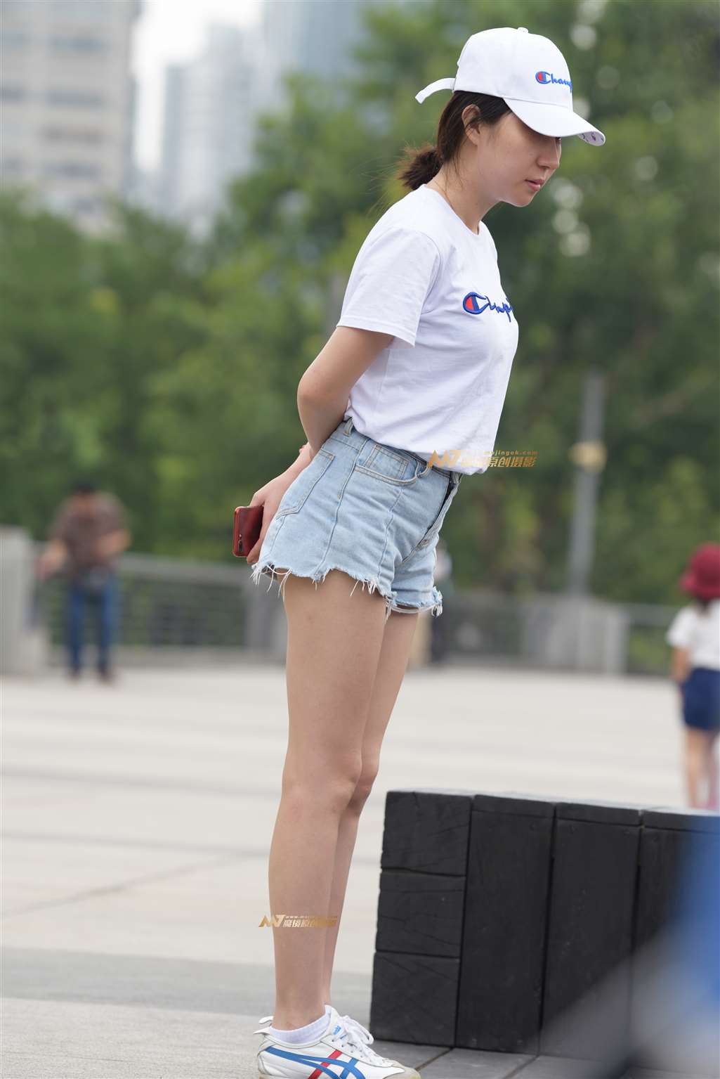 图片[2]-背影很迷人，很活泼的小姑娘-街拍流行馆