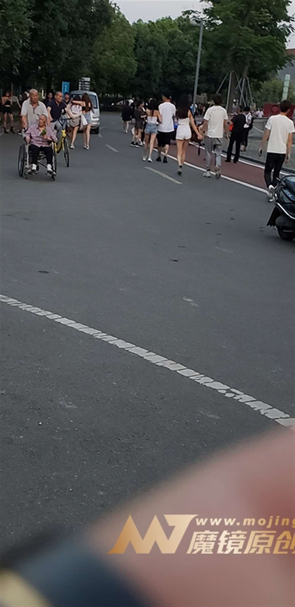图片[3]-【凯恩赛帖】夏日清新美女 颜值高身材好-街拍流行馆