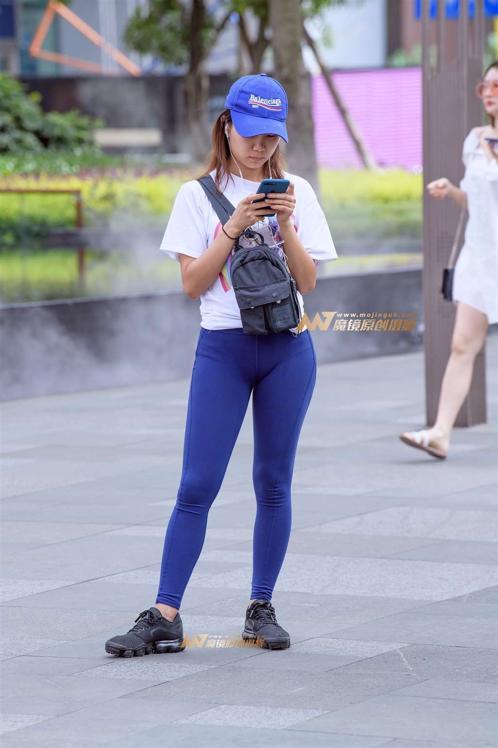 图片[1]-【久久赛帖】蓝色紧身运动裤美女-街拍流行馆