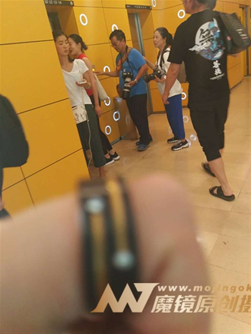 图片[3]-【街拍之魂赛帖】B76、姑娘 好身法！-街拍流行馆