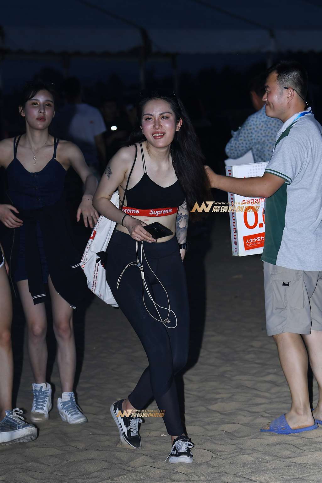 图片[3]-【一只傻麋鹿赛帖】裸背黑色紧身弹力裤美女-街拍流行馆