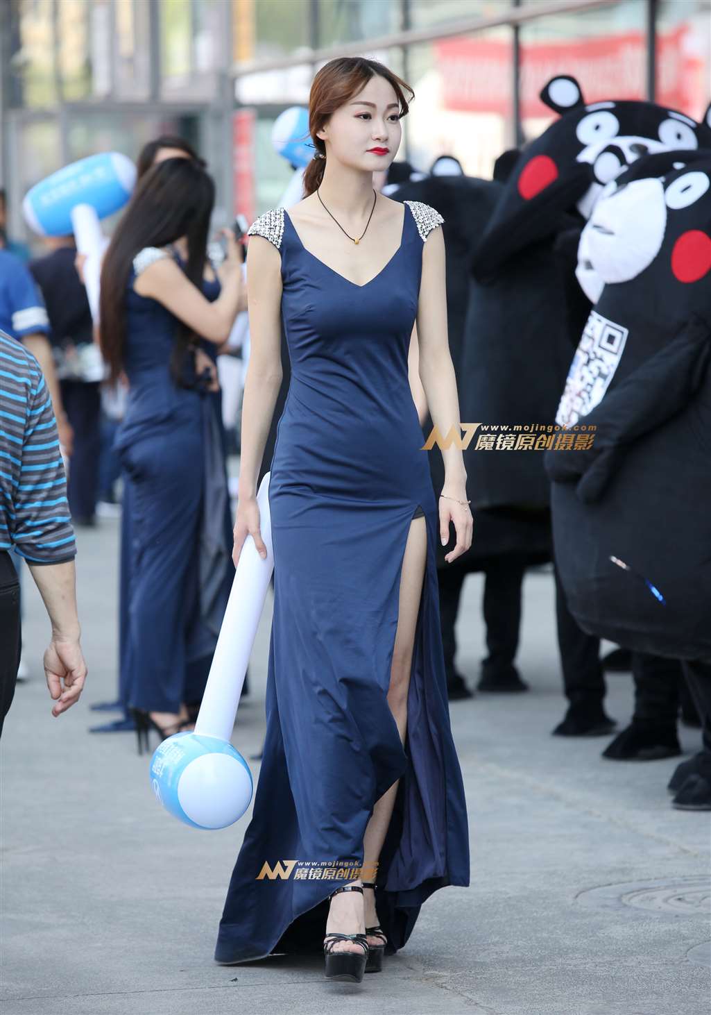 图片[2]-场外的长裙气质美女-街拍流行馆