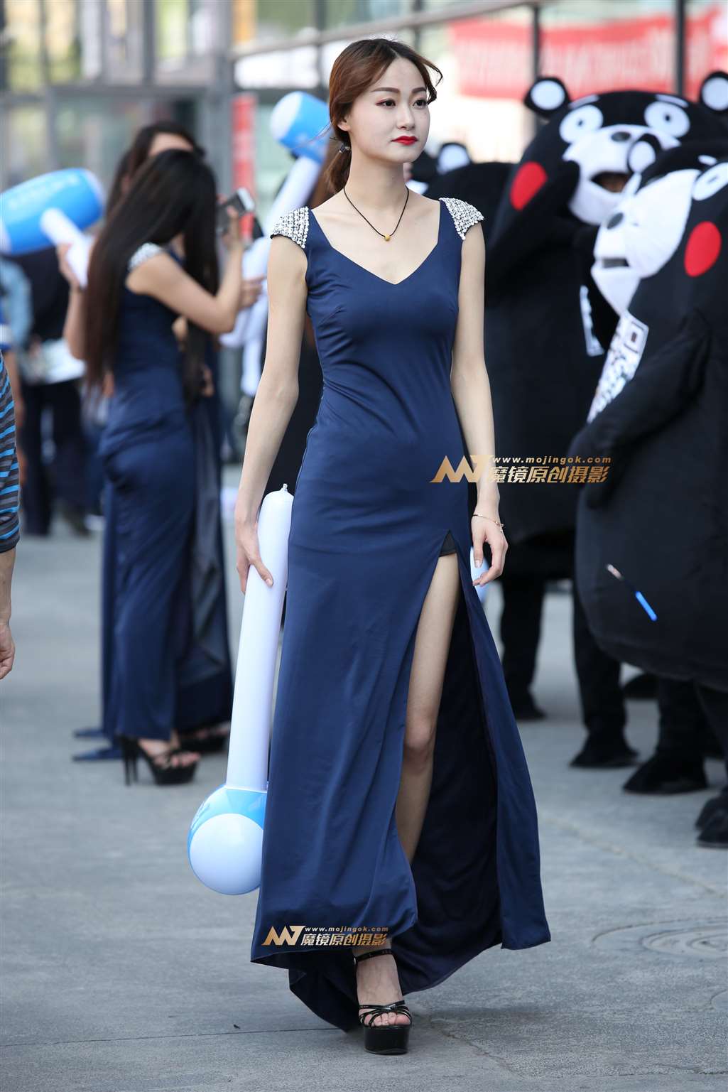 图片[3]-场外的长裙气质美女-街拍流行馆